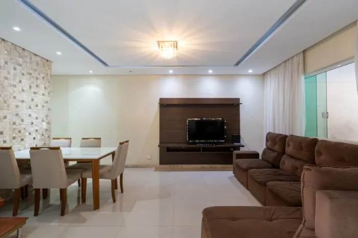 Casa para venda em Jardim Três Marias com 2 quartos, sendo 1 suíte, 81m²