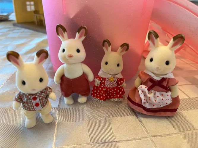 família sylvanian families de coelho