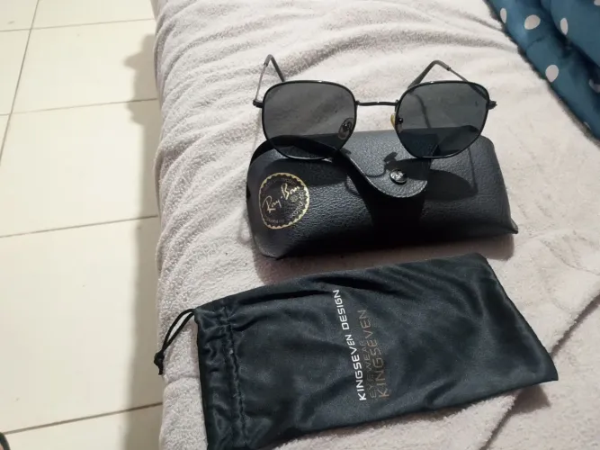 Vendo um óculos de sol Rayban semi novo original barato