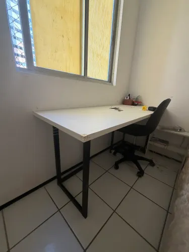 Mesa de estudo e cadeira