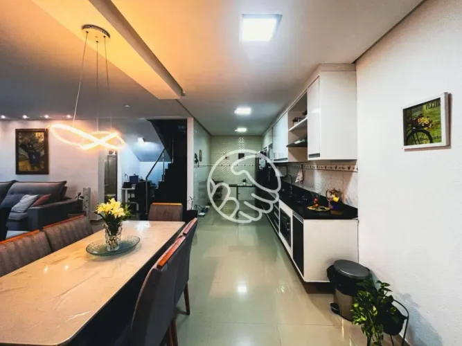 Casa duplex na Praia do Morro,3 quartos sendo 2 suítes e área gourmet com piscina.