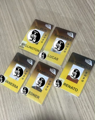 Cracha 100% PVC , faço de qualquer empresa tbem tenho o cordão com o logotipo da empresa