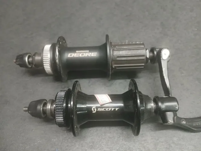 Vendo cubos dianteiro Scott traseiro deore 32 furos