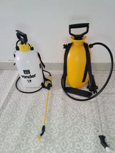 Kit com 2 Pulverizadores manual, sendo um Guarany de 6L e outro Vonder 5L