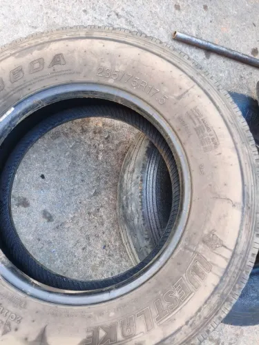 Pneus 335/75 R16. 5
