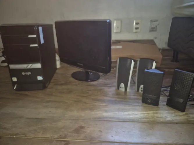 Computador Loqin + Monitor Samsung + Teclado + Caixas de Som - Para Conserto/Peças