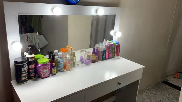 PENTEADEIRA CAMARIM SEM DETALHES 4 meses de uso
