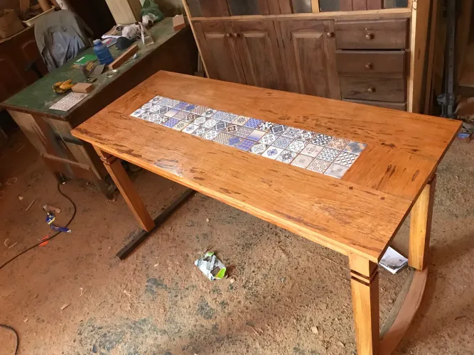 Mesa em madeira maciça