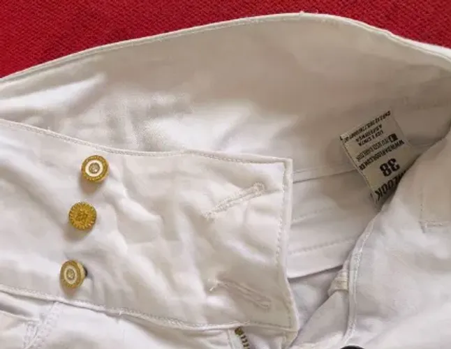 Calca jeans branca com detalhes incriveis