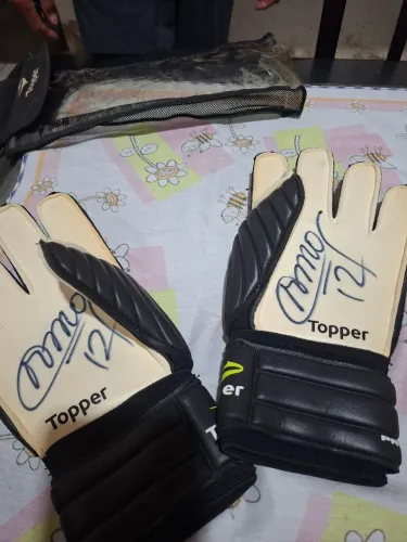 Luvas do goleiro São Marcos do Palmeiras doada por ele e autografada