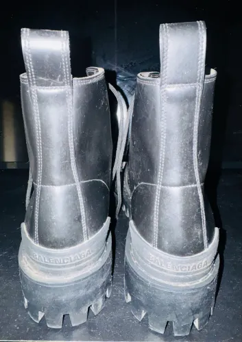 Botas Balenciaga Strike em couro preto