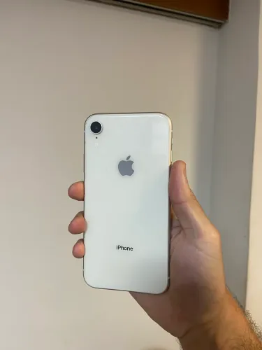 iPhone XR branco 64GB