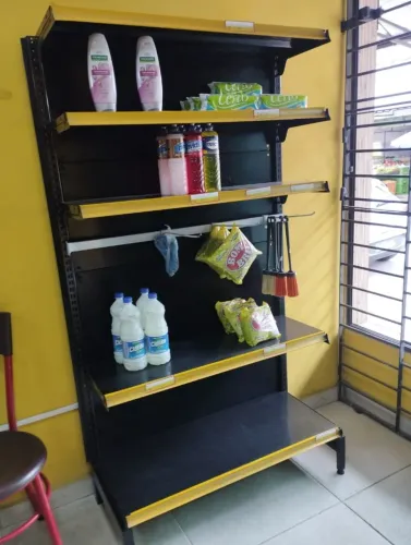 Prateleiras expositora de mercadorias 