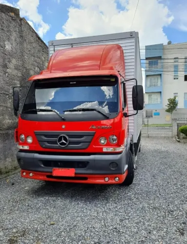 MB accelo 815 vermelho 2011 baú aluminio 7,5m