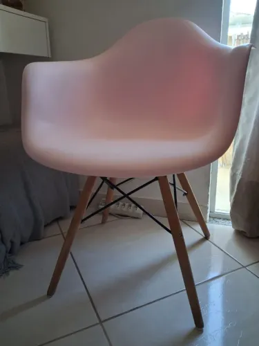 Cadeira com braço Charles Eames