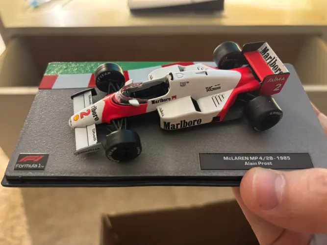 Miniatura F1 1:43 McLaren MP4/2B Alain Prost 1985