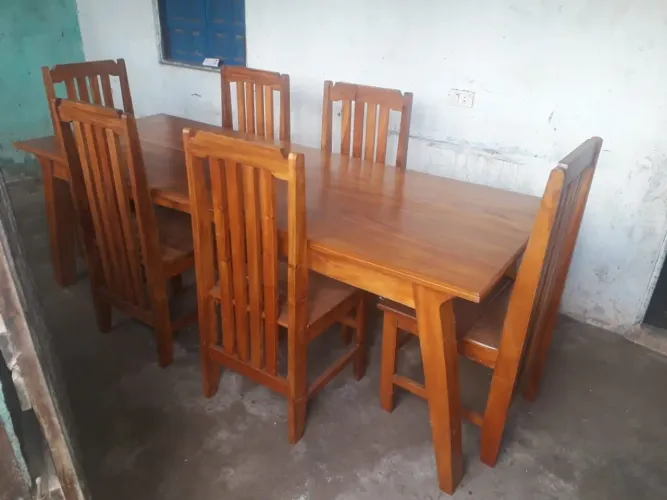 Mesa Jantar com 6 cadeiras reforçadas feitas de madeira maciça 