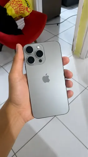 Vendo iPhone XR na carcaça do 15 pro todo bom 64 gb bateria em 100