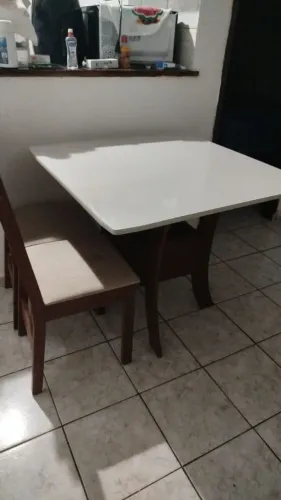 Mesa com cadeira e sofá