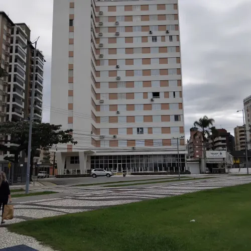 Caiobá apto pé na areia 05 pessoas ar ar tv garagem