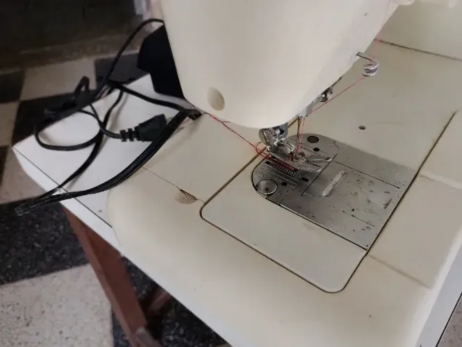 máquina de costura portátil