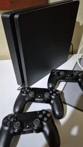 PS4 Slim 1tb + 3 controles