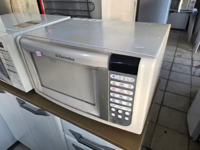 Microondas Electrolux funcionando perfeitamente