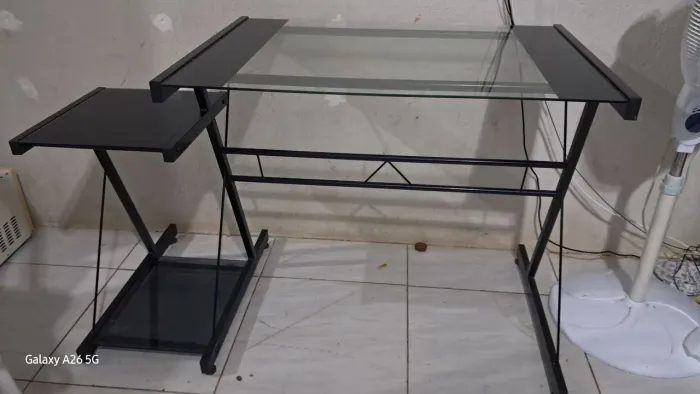Mesa de vidro para computador