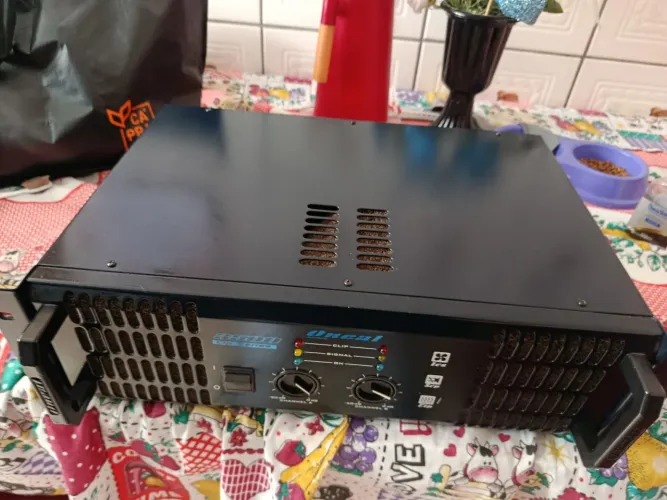 Mesa de som Watson + potência em ótimo estado potencia com um pequeno defeito na entrada