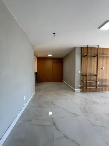 Ed. Leblon | 140m² | 3 Quartos c/ Suíte | Reformado | Climatizado | Renascença