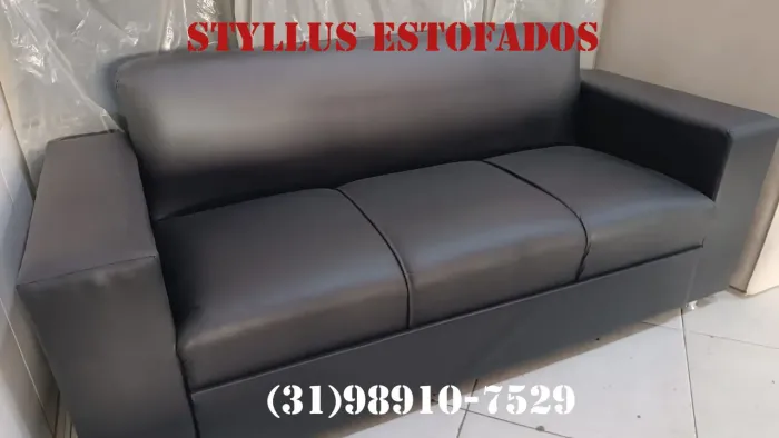 Sofá 3 lugares no courino