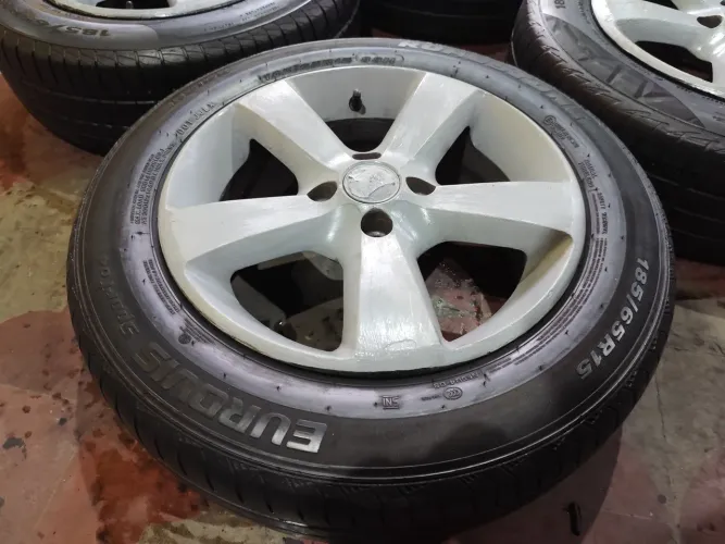 Rodas Aro 15" 4x100 - Vaska. Com pneus Seminovos. ACEITO CARTÃO.