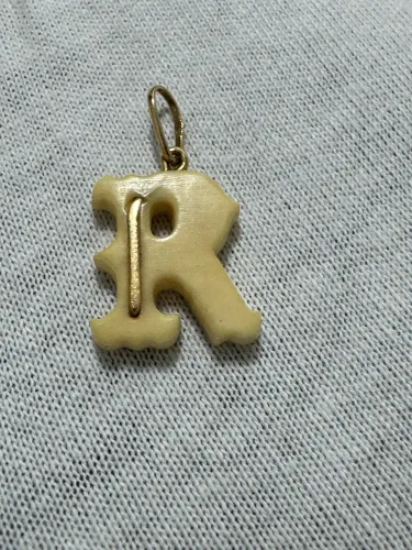 PINGENTE LETRA R MATERIAL NOBRE E OURO 18 K- PEÇA EXCLUSIVA