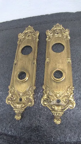 Moldura em metal para porta de madeira