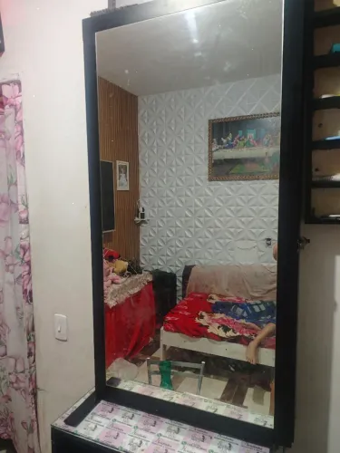 Vendo espelho lindo com plateias já no esconderijo dentro do espelho