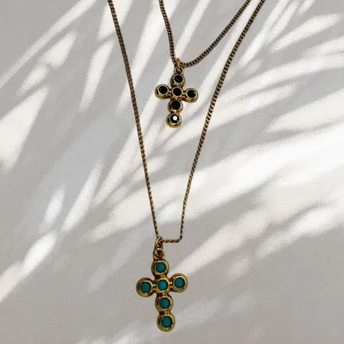 ? Colar Duplo com Crucifixos - Banho de Ouro | Lecharmant
