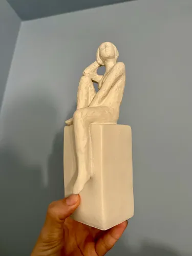 Escultura moderna em cerâmica