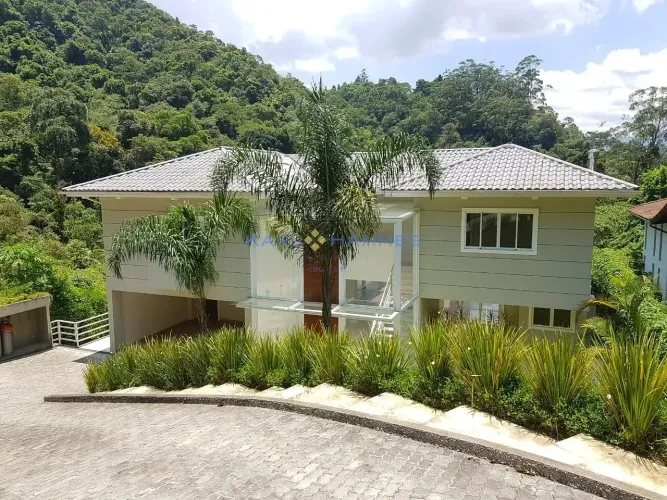 LINDA RESIDÊNCIA EM CONDOMÍNIO CLASSE A. OPORTUNIDADE E BOM GOSTO.