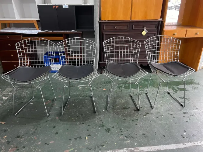 Conjunto de 4 Cadeiras Bertoia Cromada com Assento Sintético Preto