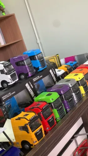 VENDE-SE CARRINHOS EM MINIATURAS