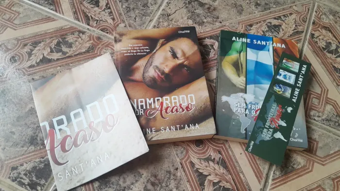 Livros "Namorado por Acaso" e "Sem Fronteiras para o Amor 2", da autora Aline Sant'Ana