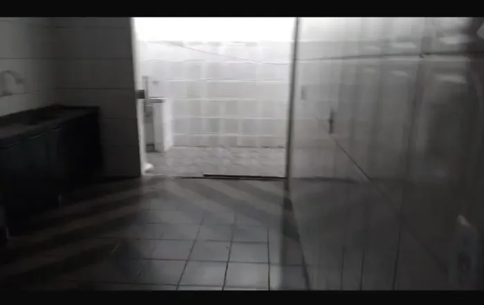Alugo casa debaixo
