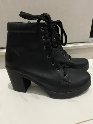Centro de Estância Vendo 2 botas, uma de salto e uma de plataforma tamanho 38 as duas