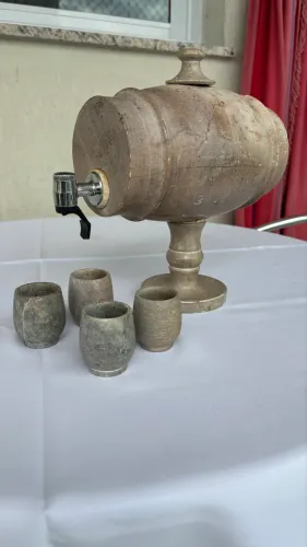 Barril de cachaça rústico em pedra sabão com torneira e 4 copinhos