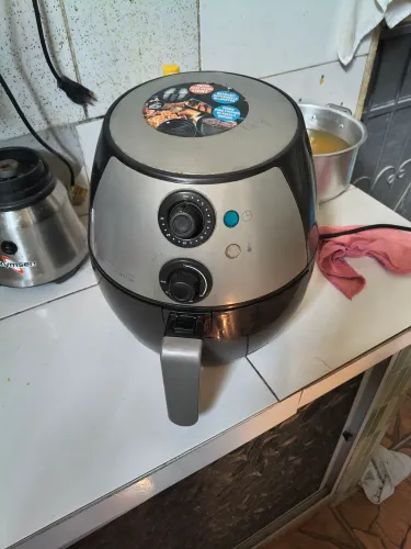 Air fryer da Britânia (modelo Air Fry Saúde Light). 