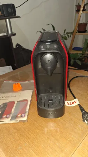 Cafeteira Elétrica Três Corações Passione na cor Vermelha e Preta.
