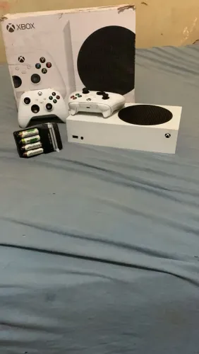 Xbox xs novo nunca foi mexido eu tenho a caixa primeiro dono e vai com minha conta.