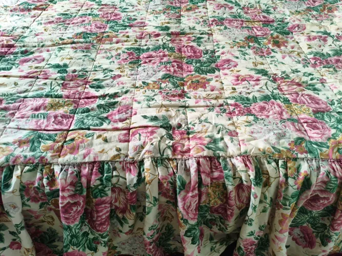 Colcha de Cama Solteiro Matelassada Floral com Babado (Estilo Vintage)