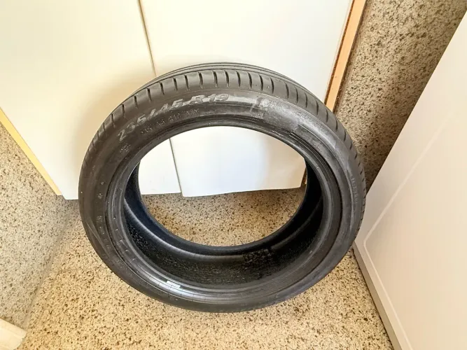 Pneu Pirelli Scorpion 235/45 R19 usado 