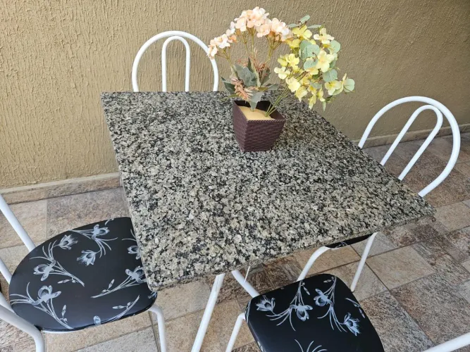 Mesa com 4 cadeiras, Entrego também!!